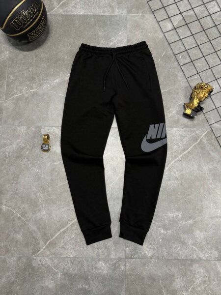 Спортивні штани Nike