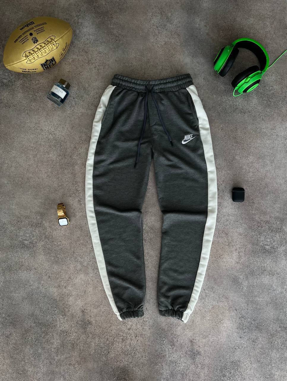 Спортивні штани Nike